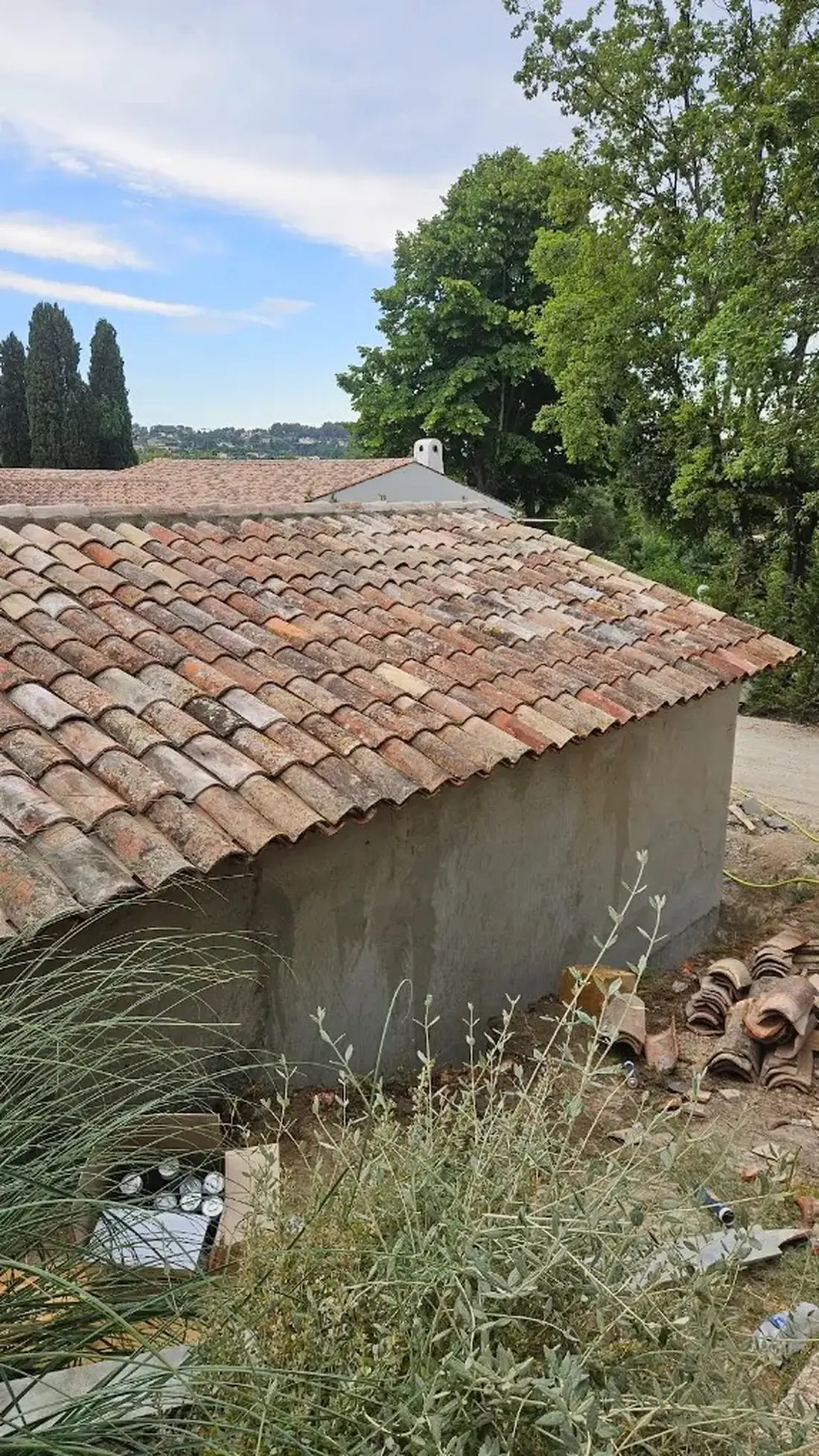 Toiture en tuiles canal provençales avant nettoyage à Nice