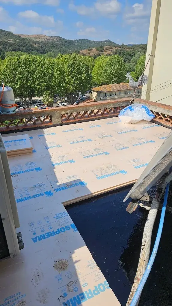Toiture-terrasse en cours de rénovation à La Colle-sur-Loup