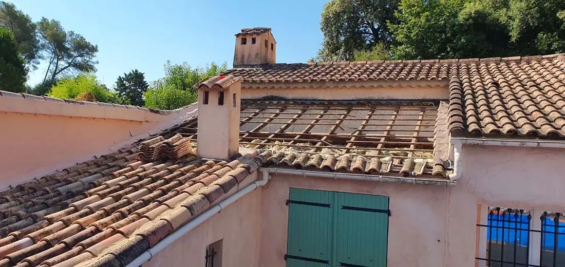 Chantier de rénovation de toiture en cours à Saint-Laurent-du-Var