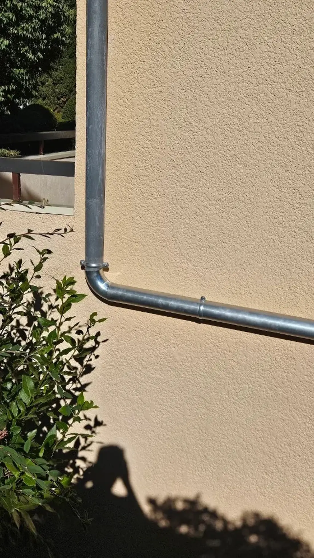 Descente d'eaux pluviales en zinc posée à Cagnes-sur-Mer