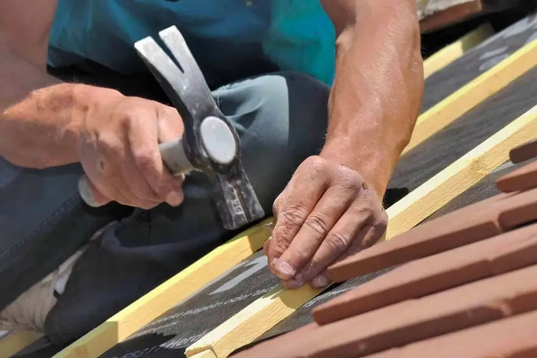 Liteaux et tuiles neufs posés sur une toiture à Cagnes-sur-Mer